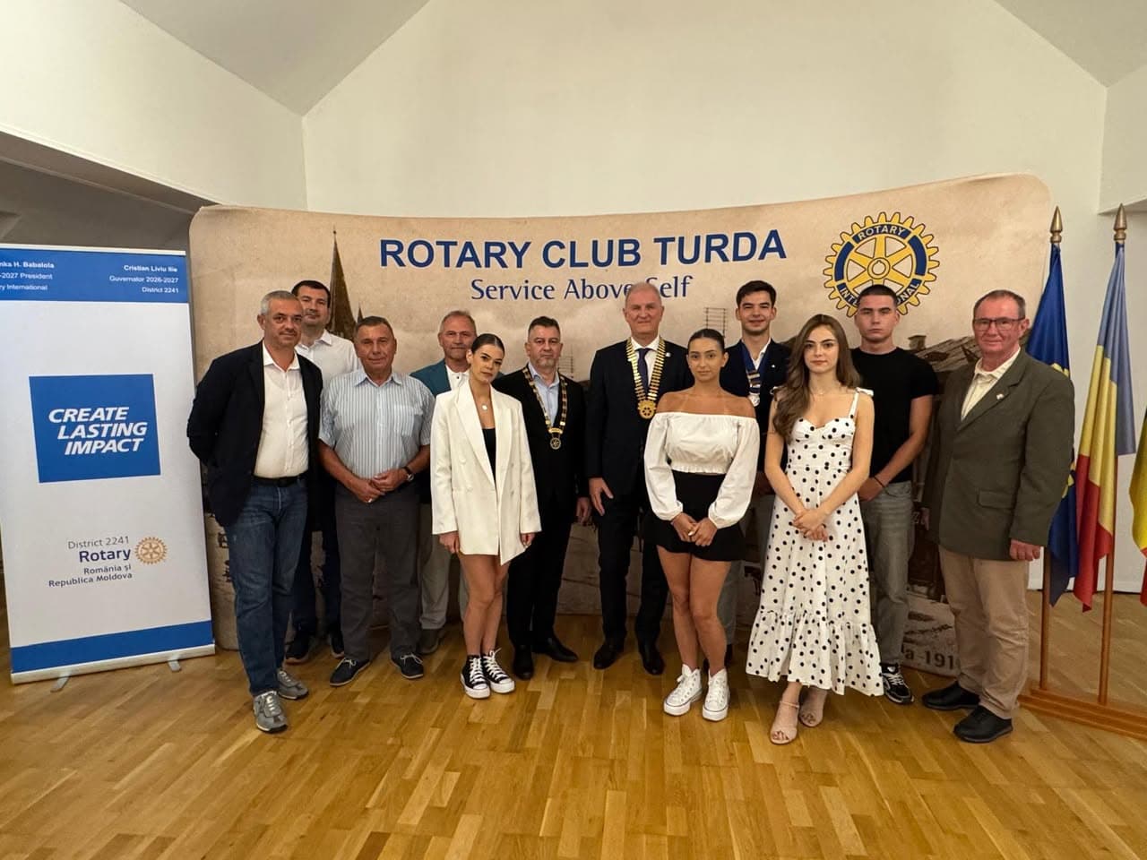 Membri ai Rotary Club Turda și tineri din Interact, împreună cu Guvernatorul Districtului 2241, în fața bannerului „Rotary Club Turda — Service Above Self”