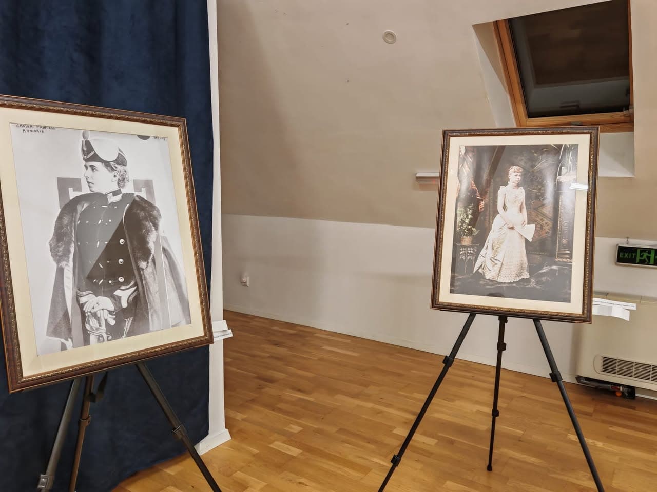 Portrete ale Reginei Maria expuse pe șevalete la proiecția documentarului „Maria, Inima României”