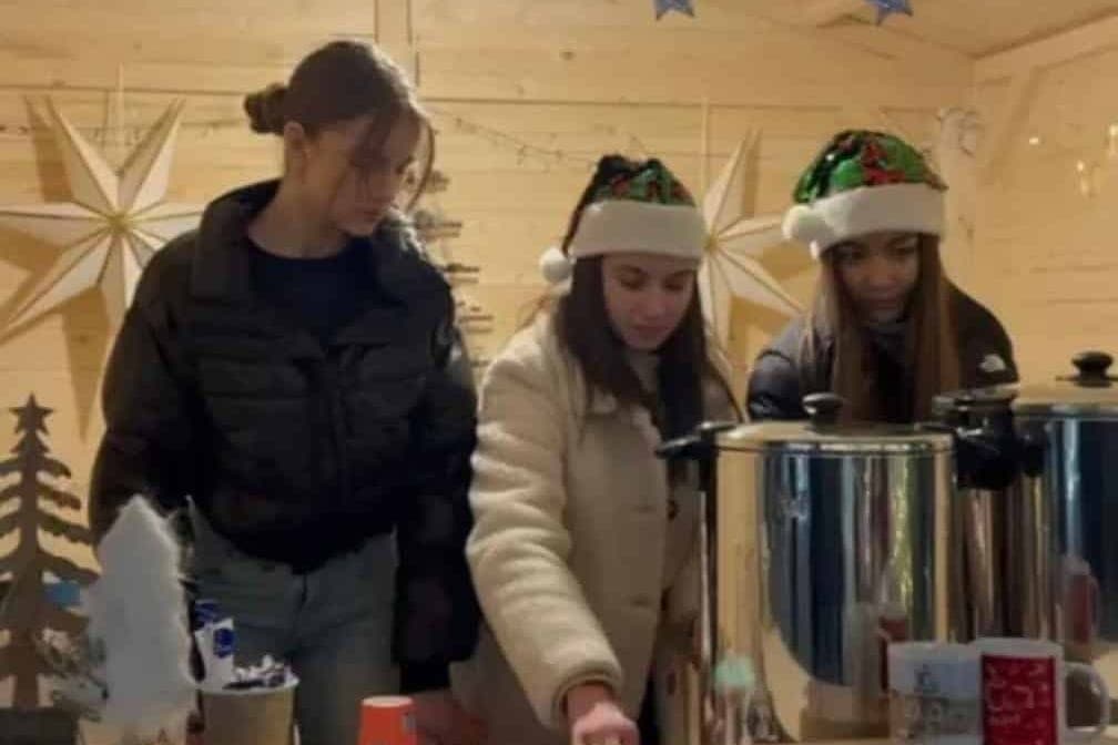 Voluntare Interact Potaissa Turda la standul de vin fiert din FunShop Park, în campania A Christmas of Hope