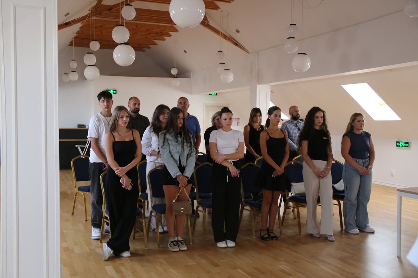Tinerii din Interact Potaissa Turda, în fața sălii, la ceremonia de schimbare a mandatului din august 2025